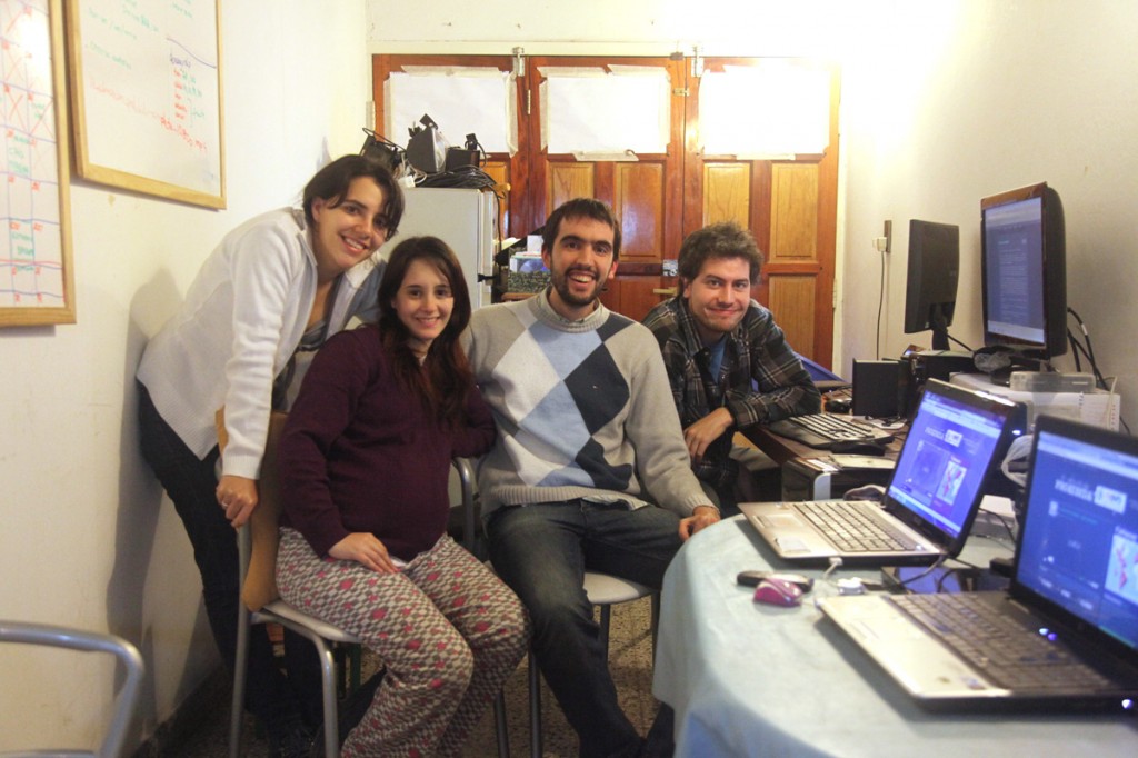 El equipo de trabajo a punto de estrenar La Educación Prohibida en nuestro sitio web. Cintia Paz, Verónica Guzzo, German Doin y Franco Iacomella.